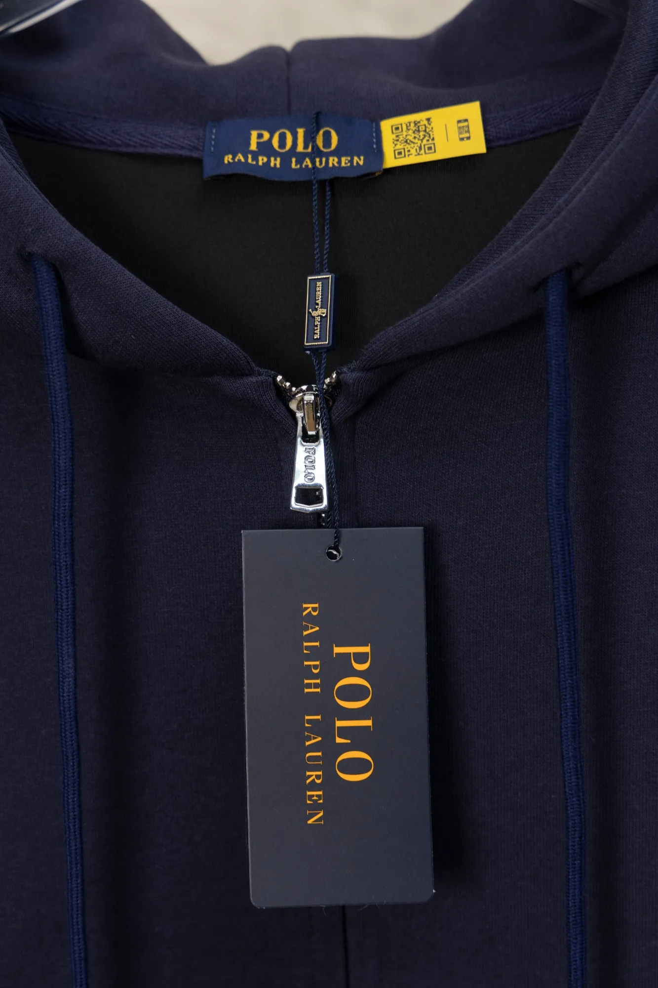 P270 Style No.: JZ024 Raff embroidered small label hooded jacket. Xuanwang New Rescue Limited Counter Jacket 420g air layer compound fabric. Imported machine full classic embroidered small label os version. Versatile style. Couple style. Color: black, navy. Size: S M L XL.